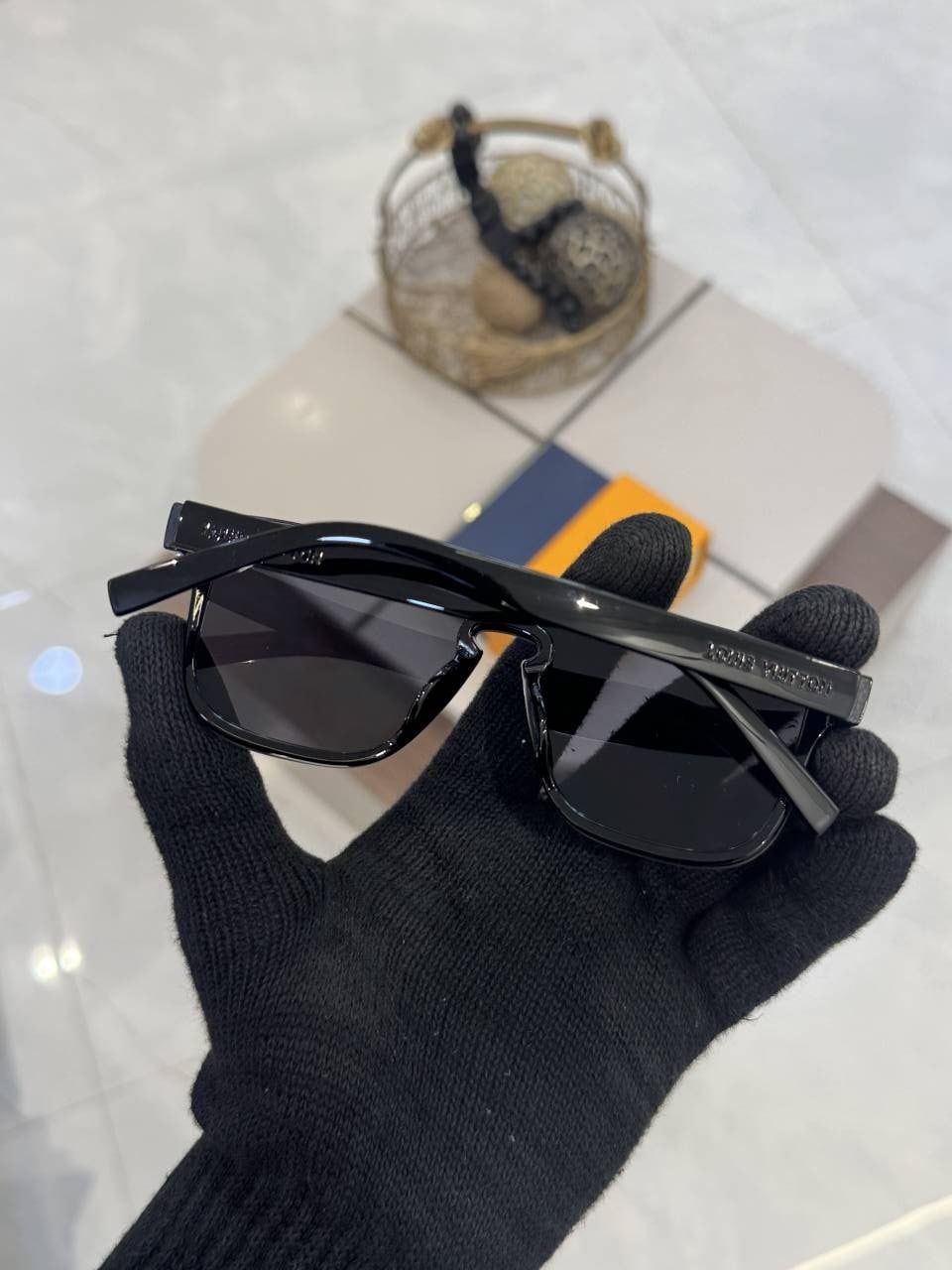 Louis_Vuitton_1082_Black