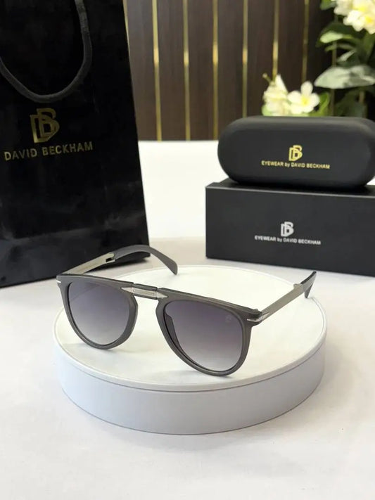 _David_becham_1040_grey_fold