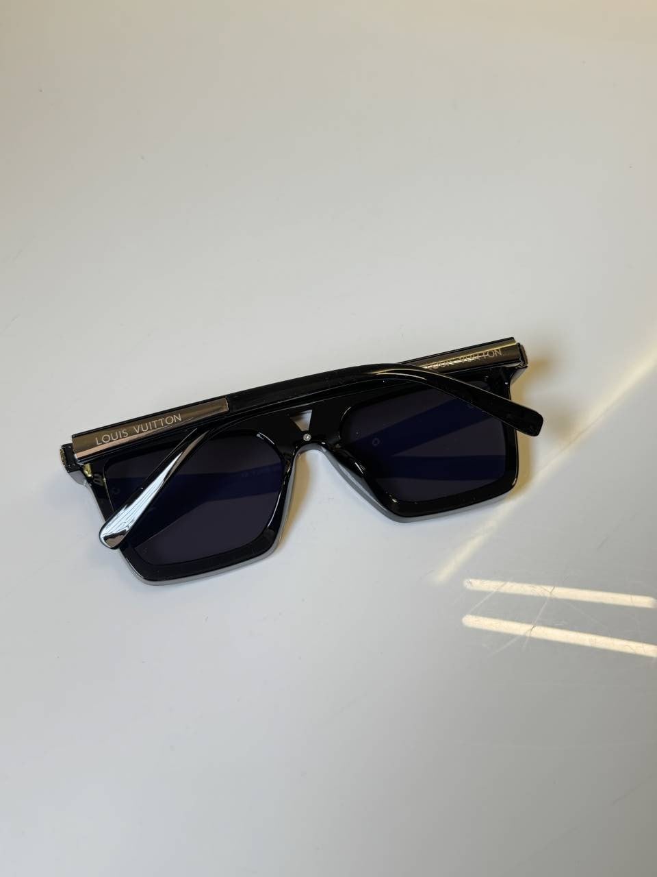 Louis_Vuitton_7777_Black