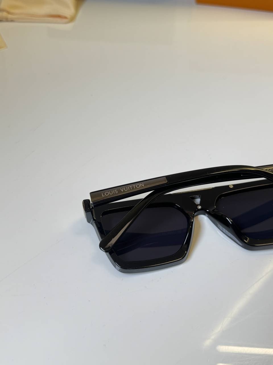 Louis_Vuitton_7777_Black