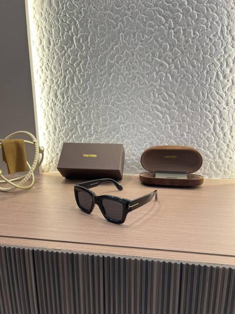 Tomford_184_Full_Black