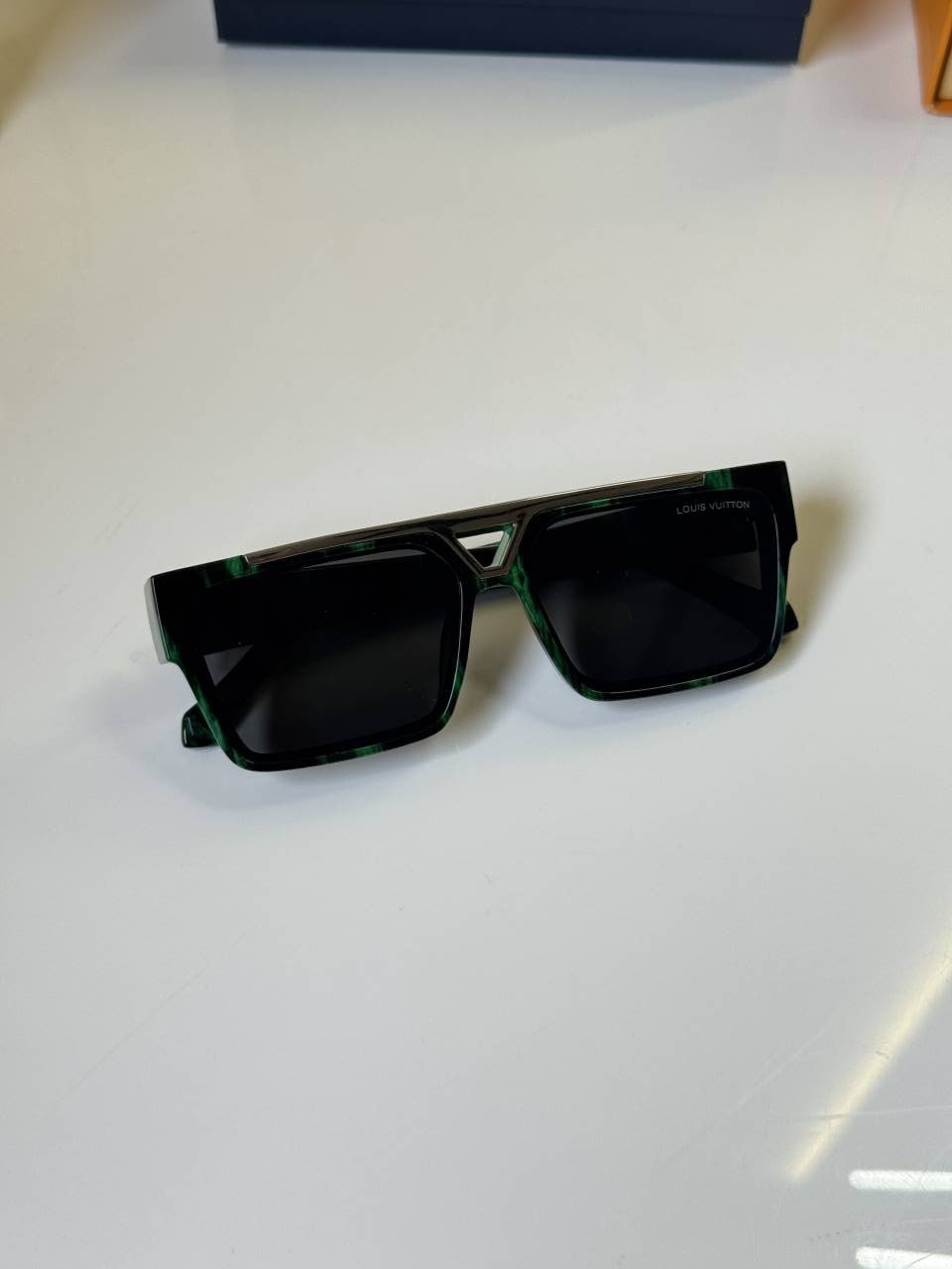 Louis_Vuitton_98360_Black_Green
