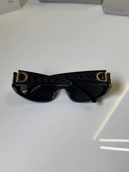 Dior_88915_Black_store_Article