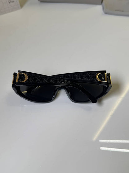 Dior_88915_Black_store_Article