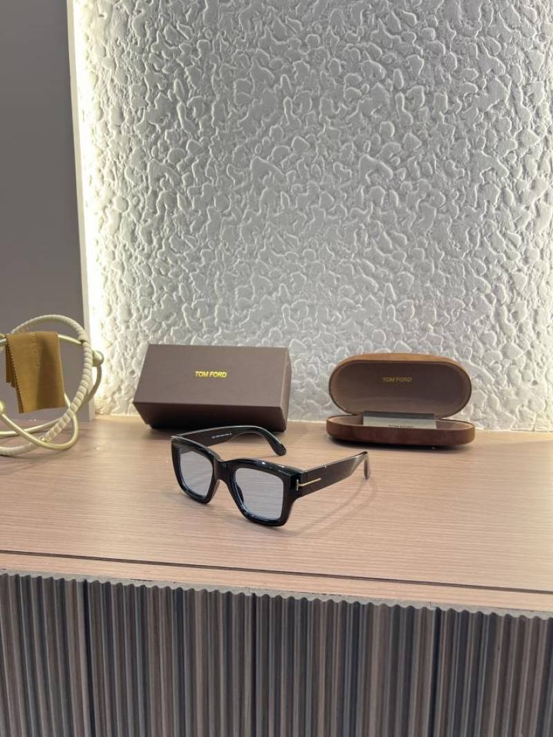 Tomford_184_blue_lens