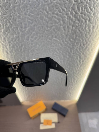 Louis_Vuitton_98360_Gold_Black