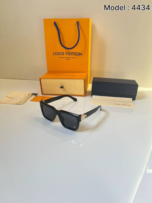 Louis_Vuitton_4434_Glossy_black