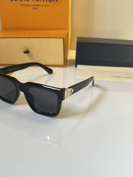 Louis_Vuitton_4434_Glossy_black