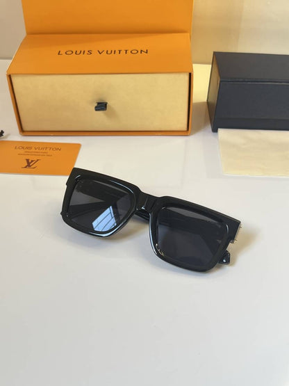 Louis_Vuitton_4434_Glossy_black