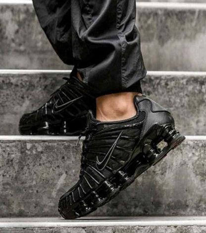 NIKEE AIRMAX SHOX TRIPLE BLACK