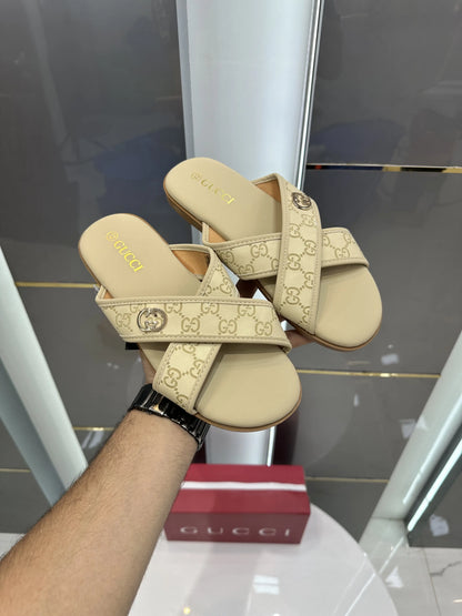 Gucci_Beige Cross Metal Logo Premium Slids
