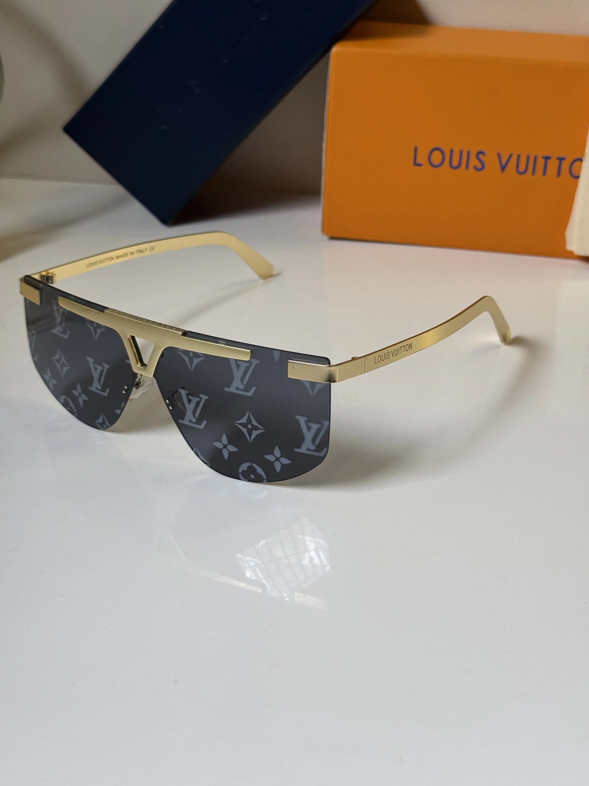 Louis_Vuitton_88023_Gold_Black